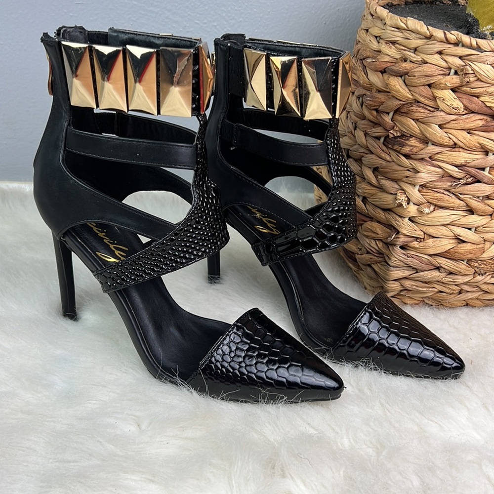 Women’s Privileged Heat Black Closed Toe Pumps Size 7